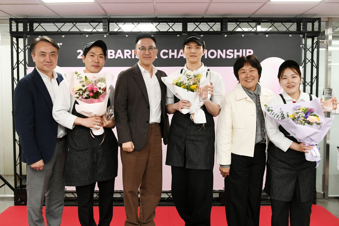 지난 3일 서울 중구 SEP 센터에서 열린 '2026 투썸 바리스타 챔피언십'에서 (왼쪽부터) 김한성 투썸플레이스 영업본부장, 김용욱 매니저, 장세현 최고재무책임자(CFO), 신영재 점장, 윤소영 연구개발(R&D) 본부장, 김옥길 매니저가 시상식 후 기념 촬영을 하고 있다.
