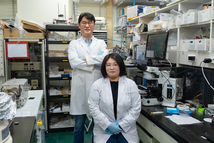 윤명한 교수(왼쪽)와 이다영 박사.