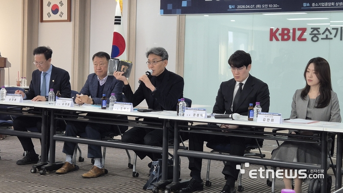 조영수 씨지아이 대표가 7일 중소기업 중앙회 상생룸에서 열린 '기술 탈취 피해 중소기업 기자간담회'에서 한화솔루션으로부터 기술 탈취를 당한 자사의 모바일용 박판 베이퍼챔버 제품을 직접 들고 설명하고 있다.