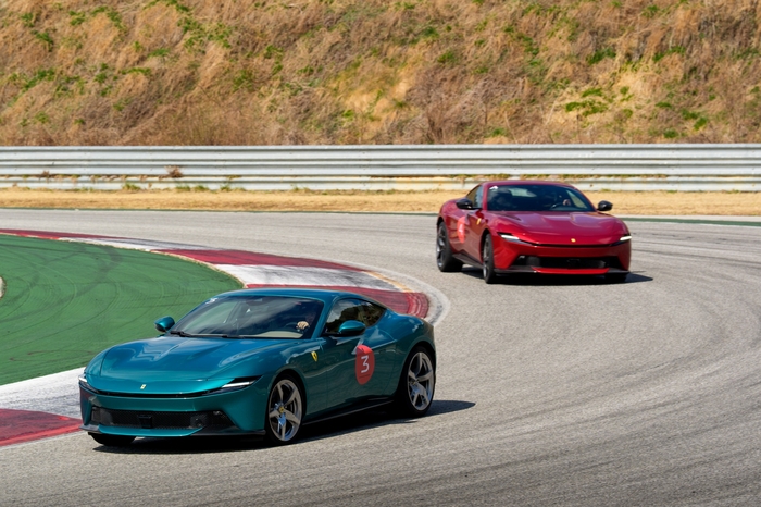 트랙을 주행하는 페리리 아말피