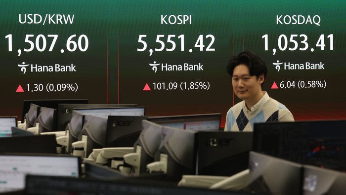7일 서울 중구 하나은행 딜링룸 현황판에 코스피·코스닥 지수가 표시되고 있다. (사진=연합뉴스)
