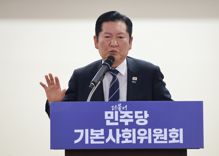 더불어민주당 정청래 대표가 7일 국회 의원회관에서 열린 민주당 기본사회위원회 3기 출범식에서 발언하고 있다. 연합뉴스