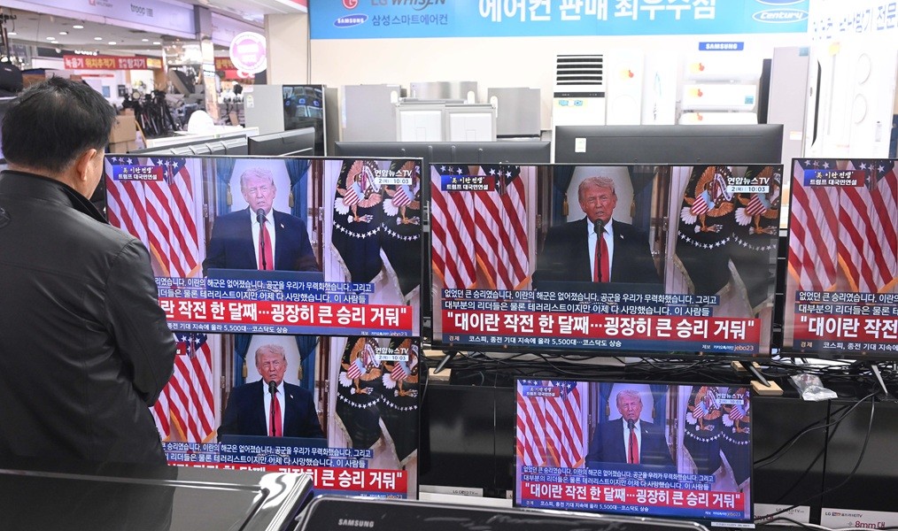 2일 오전 서울시 용산구 전자랜드에서 시민들이 도널드 트럼프 미국 대통령의 이란 전쟁 상황 관련 대국민 연설 TV 생중계를 지켜보고 있다. 박지호기자 jihopress@etnews.com