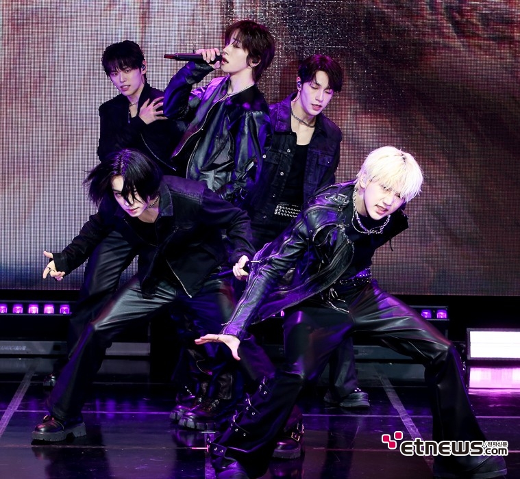 [ET포토] 키빗업, '앨범 동명의 타이틀곡 키빗업'