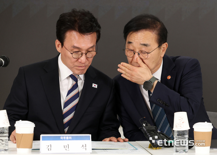 [포토] 대화하는 김민석 총리-김윤덕 장관