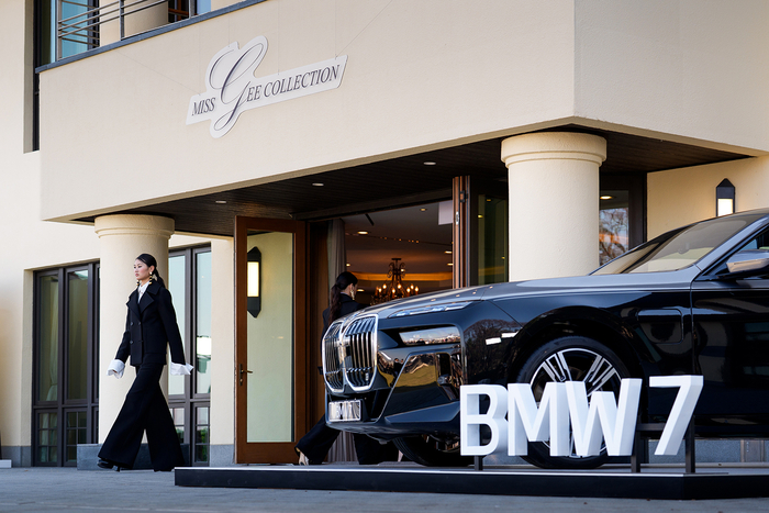 BMW 코리아는 하이엔드 여성 의류 브랜드 미스지콜렉션 2026 FW 컬렉션에 공식 파트너로 참여했다.