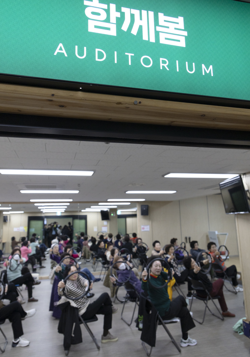 대전 대덕구 중리돌봄학교에서 '통합돌봄 서비스' 이용자를 위한 체조 교육을 진행하고 있다.(사진=보건복지부)