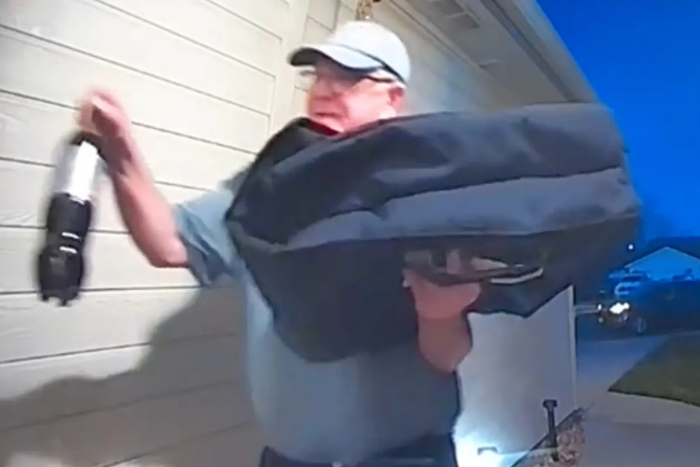 미국 아이다호주에서 피자배달원으로 일하는 댄 심슨(68)이 매장 재고가 떨어진 콜라를 직접 사다주는 친절을 베풀어 화제가 됐다. 사진=고펀드미 캡처