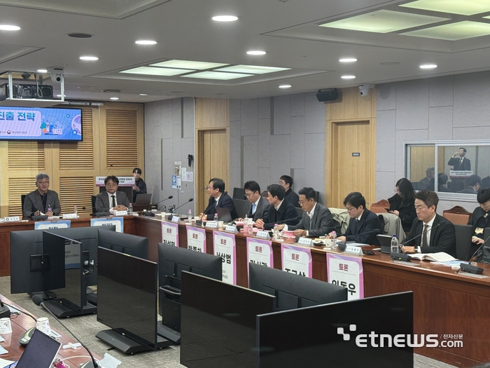 8일 국회의원회관에서 한국온라인쇼핑협회 주관으로 '온라인플랫폼 산업의 경쟁력 강화와 해외시장 진출 전략' 세미나에서 토론자들이 의견을 나누고 있다.