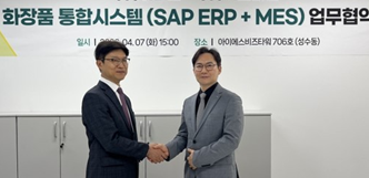 김태룡 넥스비원 대표와 이종국 이젬코 대표가 MOU후 악수를 나눴다.