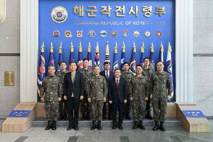 8일 부산 해군작전사령부에서열린 간담회에 앞서 참석자들이 사진촬영하고 있다. ⓒ위원회