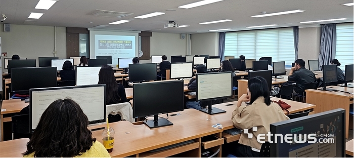 지난해 상표정보검색사 자격시험을 치르고 있는 모습.