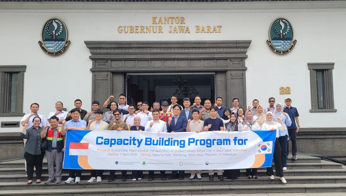 인도네시아 서자바주 청사에서 역량강화 교육 참가자들이 단체 사진을 촬영하고 있다.