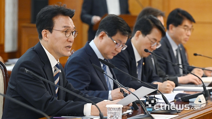 김민석 국무총리가 8일 서울 종로구 정부서울청사에서 열린 비상경제본부회의에서 모두발언을 하고 있다. 김 총리는 “중동 사태가 오리무중의 상황이다. 전쟁의 장기화도 우려되고 있다”며 “정부는 모든 시나리오를 염두에 두고 가용 가능한 모든 방안들을 더 적극적으로 발굴해야 할 것”이라고 말했다. 이동근기자 foto@etnews.com