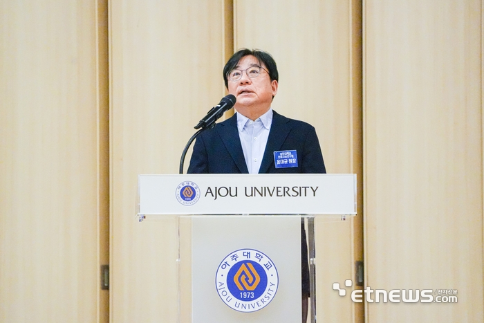 윤대균 초대 아주대 인공지능연구원장이 최근 교내 연암관 대강당에서 열린 인공지능연구원 개소식에 참석해 인사말을 하고 있다.