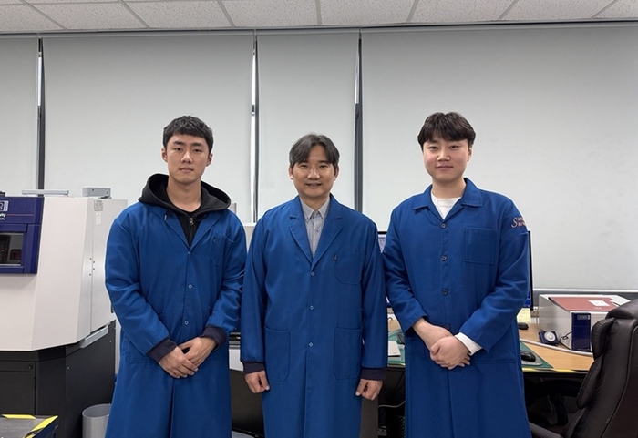 성과를 낸 KAIST 연구진. 왼쪽부터 김연규 박사과정, 홍승범 교수, 박건우 석-박사통합과정.