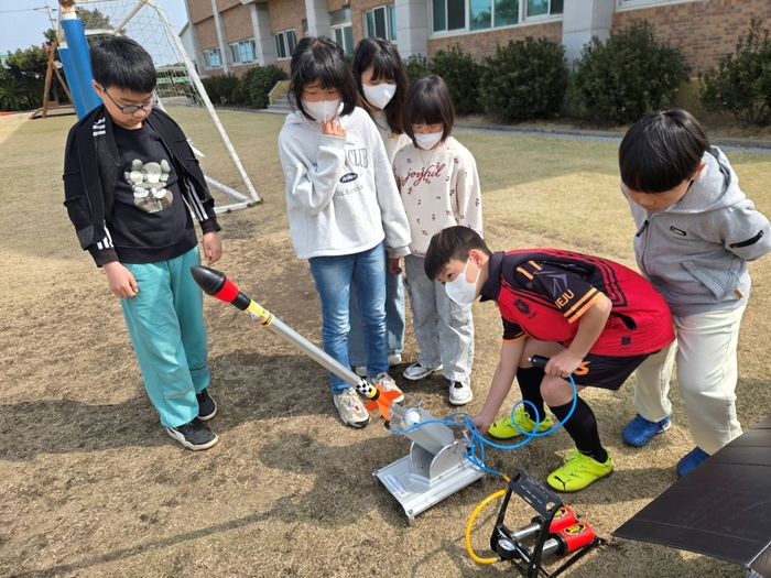 에어로켓 발사 체험을 하고 있는 학생들.