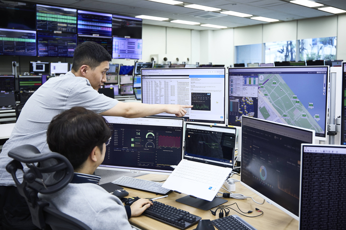 스파이더를 통해 벚꽃 축제 상황을 관리 중인 SKT 직원