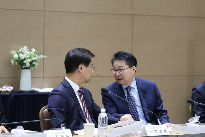 김영식 NST 이사장(사진 왼쪽)과 이한주 NRC 이사장이 인문사회와 과학기술 간 협력 현안을 논의하고 있다.