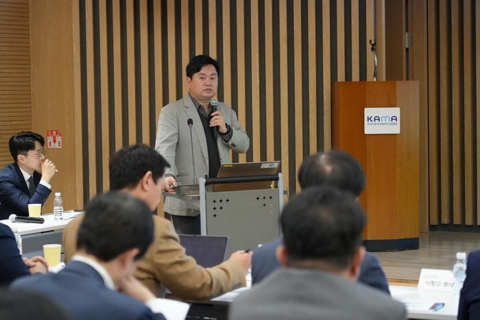 허세진 한국생산본부 선임컨설턴트가 제45회 자동차모빌리티산업발전포럼에서 발표하고 있다.