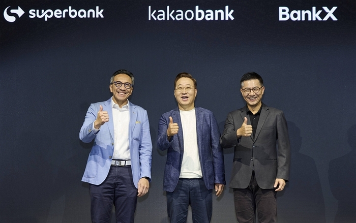 윤호영 카카오뱅크 대표(가운데)가 8일 서울 여의도에서 열린 '2026 카카오뱅크 프레스톡'에서 티고르 M. 시아한 슈퍼뱅크 대표(왼쪽), 뿐나맛 위찟끌루왕싸 뱅크X 대표(오른쪽)와 기념 촬영을 하고 있다.