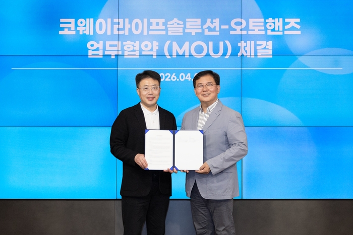 김명곤 코웨이라이프솔루션 대표(왼쪽)와 김성준 오토핸즈 대표