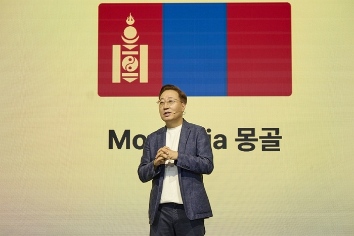 윤호영 카카오뱅크 대표가 8일 서울 여의도에서 열린 '2026 카카오뱅크 프레스톡'에서 신규 글로벌 진출 국가인 '몽골'에 대해 소개하고 있다.