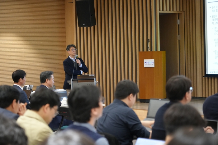 김경유 산업연구원 선임연구원이 제45회 자동차모빌리티산업발전포럼에서 발표하고 있다.