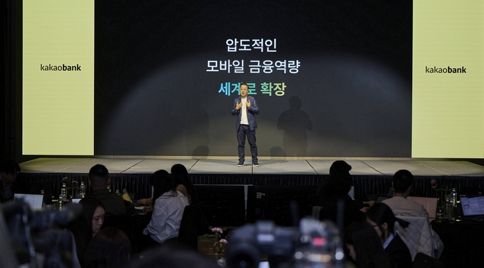 윤호영 카카오뱅크 대표가 8일 서울 여의도에서 열린 '2026 카카오뱅크 프레스톡'에서 신규 글로벌 진출 국가인 '몽골'에 대해 소개하고 있다.