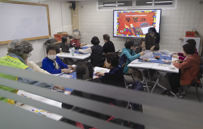 대전 대덕구 중리돌봄학교에서 '통합돌봄 서비스' 이용자를 위한 퍼즐 교육을 진행하고 있다.(사진=보건복지부)