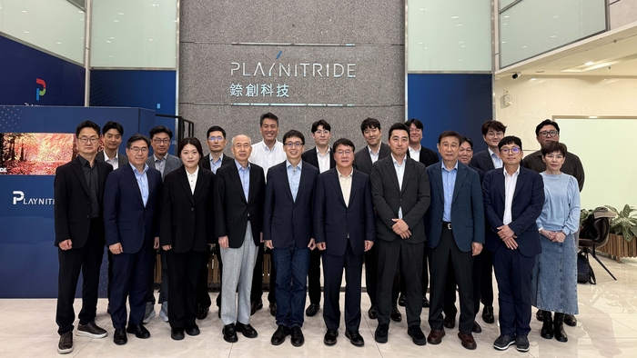 한-대만 디스플레이 교류협력단이 대만 마이크로 LED 칩 제조업체인 플레이나이트라이드 먀오리 공장을 방문해 기념촬영하고 있다. 첫 줄 왼쪽 네 번째부터 황철주 주성엔지니어링 회장, 조비 린 플레이나이트라이드 GM, 이승우 한국디스플레이산업협회 부회장. 〈사진 한국디스플레이산업협회 제공〉