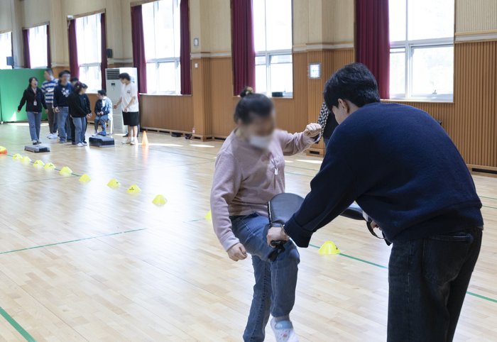 대전 대덕구 장애인돌봄건강학교에서 체력 증진 교육을 진행하고 있다.(사진=보건복지부)