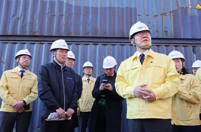 이재명 대통령이 8일 경기도 의왕 내륙컨테이너기지(ICD)에서 시설을 둘러보고 있다. 연합뉴스