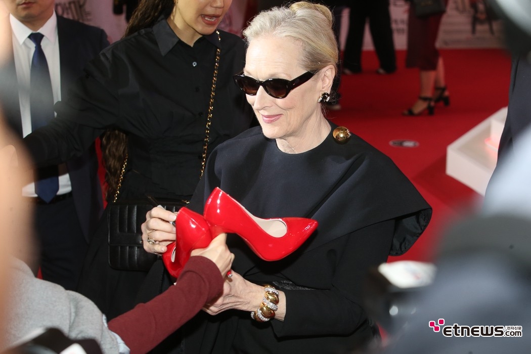 [ET포토] 메릴 스트립, '여기에 해달라고요~'