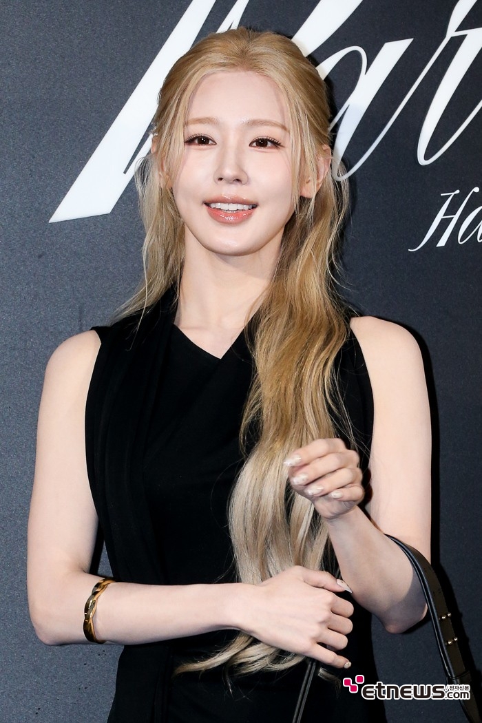 [ET포토] 아이들 미연, '작은 얼굴에 꽉찬 예쁨'