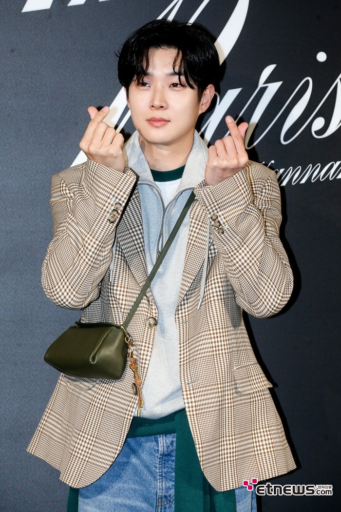 [ET포토] 최우식, '댄디가이의 양별하트'