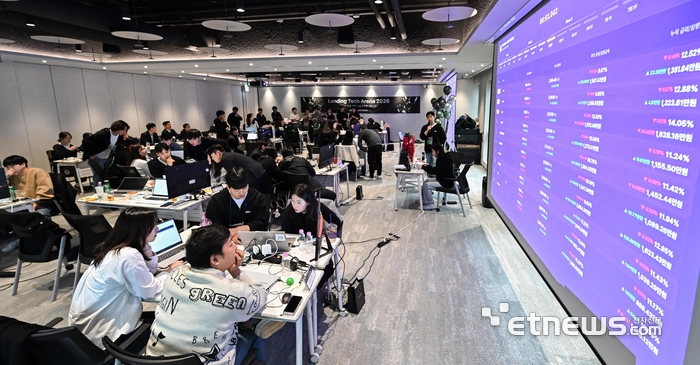 온라인투자연계금융업(온투업)체 PFCT가 주최한 온라인 대출 전략 시뮬레이션 대회 '렌딩 테크 아레나 2026'이 지난 9일 서울 종로구 센트로폴리스에서 열렸다. 참가자들이 가상의 온라인 대출전략을 세우고 있다.  이동근기자 foto@etnews.com