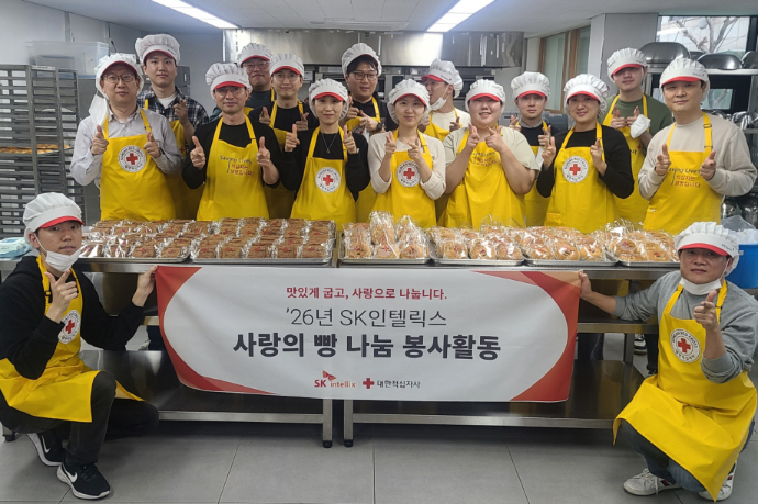 SK인텔릭스 봉사단 20여명이 지역 소외계층에 전달할 제빵 봉사활동을 마치고 기념 사진을 촬영하고 있다.