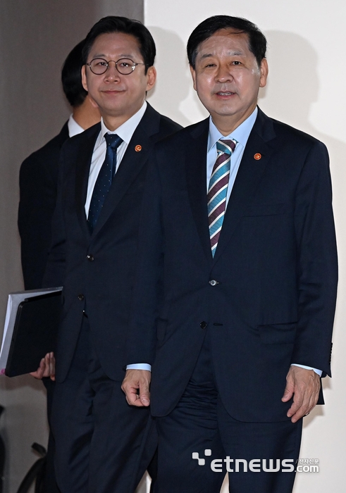 [포토] 민생물가 특별관리 관계장관 TF 참석하는 부총리