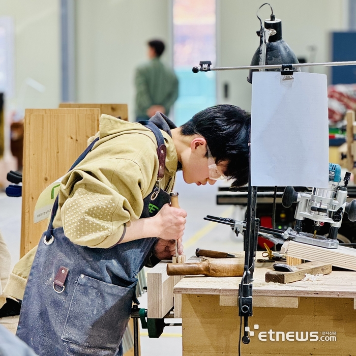 김리후 경기항공고 인테리어리모델링과 2학년 학생이 전국·지방기능경기대회에 참석해 가구를 만들고 있다.