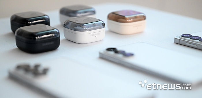 삼성전자 갤럭시 S26시리즈와 버즈4 디자인 콘셉트와 개발 과정을 소개하는 미디어브리핑이 9일 서울 중구 삼성전자 기자실에서 열렸다. 외곽 실루엣을 통일한 갤럭시 S26 시리즈(S26 울트라, S26 플러스, S26)와 사용자의 착용감에 우선순위를 둔 버즈4 모습. 이동근기자 foto@etnews.com