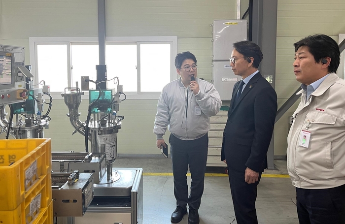 김명주 경상남도 경제부지사가 7일 코렌스를 방문해 스마트공장 구축 현황과 제조 인공지능 도입 사례를 청취했다.