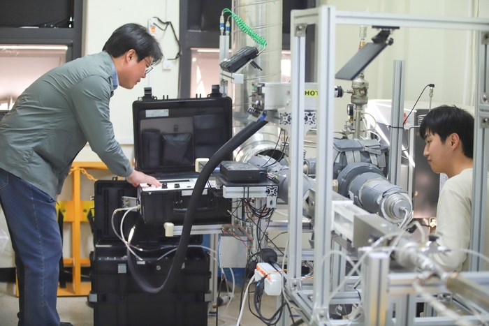 폐열회수개질 및 연소기 축소모형 실험을 하고 있는 최병철 교수(왼쪽)와 연구원.