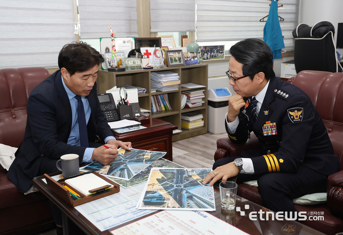 김운남 고양시의회 의장(왼쪽)이 7일 일산서부경찰서에서 열린 '2026년 제1차 교통안전시설심의위원회' 참석해 킨텍스 원형육교 하부 횡단보도 설치 안건에 대해 논의했다.