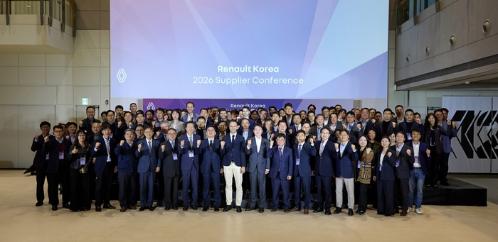 니콜라 파리 르노코리아 사장(맨 앞줄 가운데)과 주요 참석자들이 '2026 서플라이어 컨퍼런스'에서 기념 촬영하고 있다.