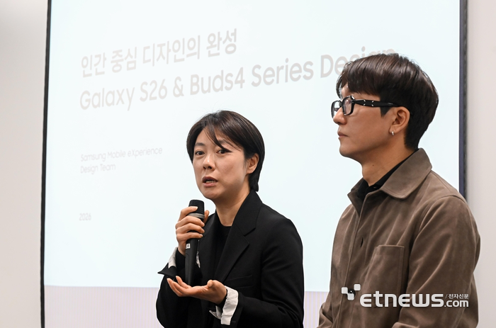 삼성전자 갤럭시 S26시리즈와 버즈4 디자인 콘셉트와 개발 과정을 소개하는 미디어브리핑이 9일 서울 중구 삼성전자 기자실에서 열렸다. 이지영 MX사업부 디자인팀 상무(왼쪽)와 송준용 MX사업부 디자인팀 그룹장이 취재진 질문에 답하고 있다. 이동근기자 foto@etnews.com