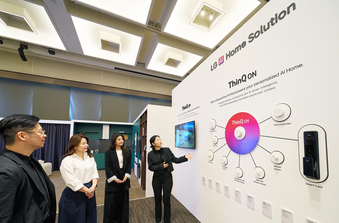 LG전자가 7일부터 나흘간 부산에서 아시아·태평양 지역 20여 개국 주요 유통 거래선과 언론을 초청해 신제품과 사업 전략을 소개하는 'LG 이노페스트 2026 아시아태평양(LG InnoFest 2026 APAC)'을 개최하고 있다. 아시아·태평양 가전 유통 거래선 고객이 LG전자의 혁신적인 가전 신제품을 살펴보고 있다.