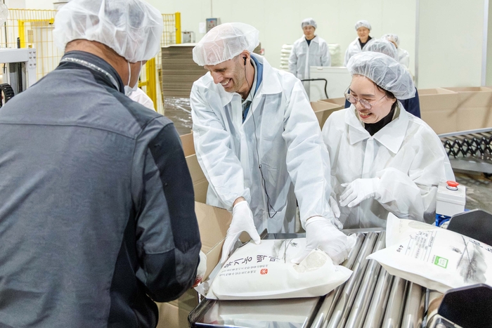 해롤드 로저스 쿠팡 임시대표(가운데)가 전병순 광복영농조합 대표(오른쪽)와 함께 상품 공정을 둘러보고 있다