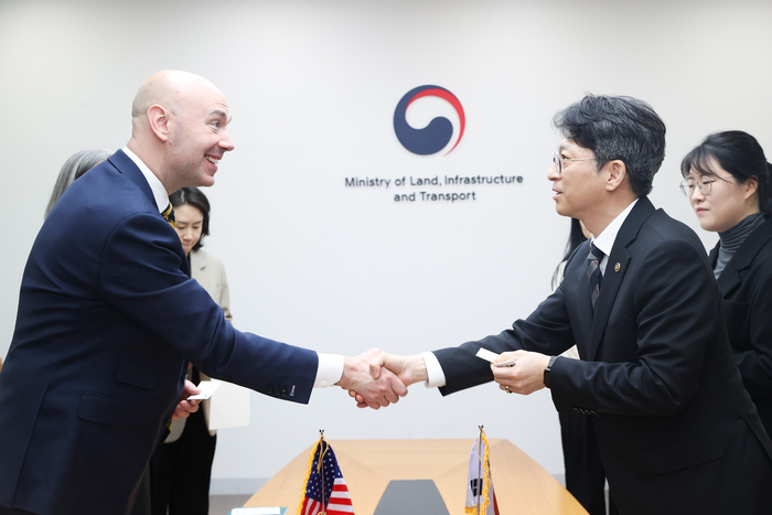 홍지선 국토교통부 제2차관(오른쪽)이 9일 서울 국토발전전시관에서 조나단 모리슨 미국 도로교통안전청 청장과 만나 한·미 자동차 안전정책 협력 방안을 논의하며 악수하고 있다.(사진=국토교통부)