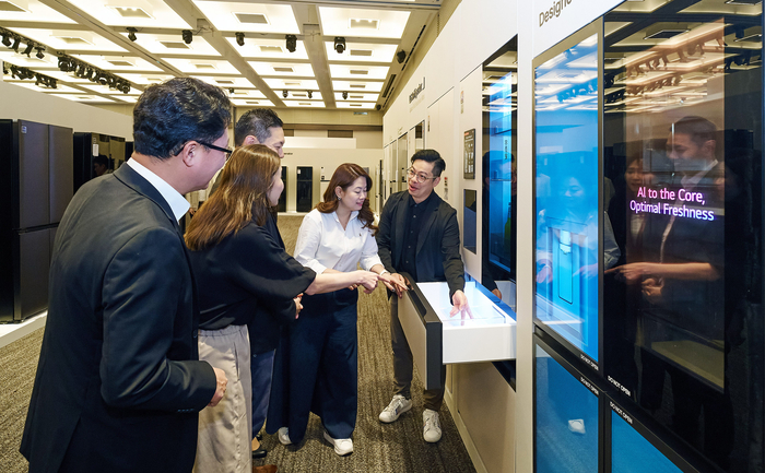 LG전자가 7일부터 나흘간 부산에서 아시아·태평양 지역 20여 개국 주요 유통 거래선과 언론을 초청해 신제품과 사업 전략을 소개하는 'LG 이노페스트 2026 아시아태평양(LG InnoFest 2026 APAC)'을 개최하고 있다. 아시아·태평양 가전 유통 거래선 고객이 LG전자의 혁신적인 가전 신제품을 살펴보고 있다. 사진제공=LG전자